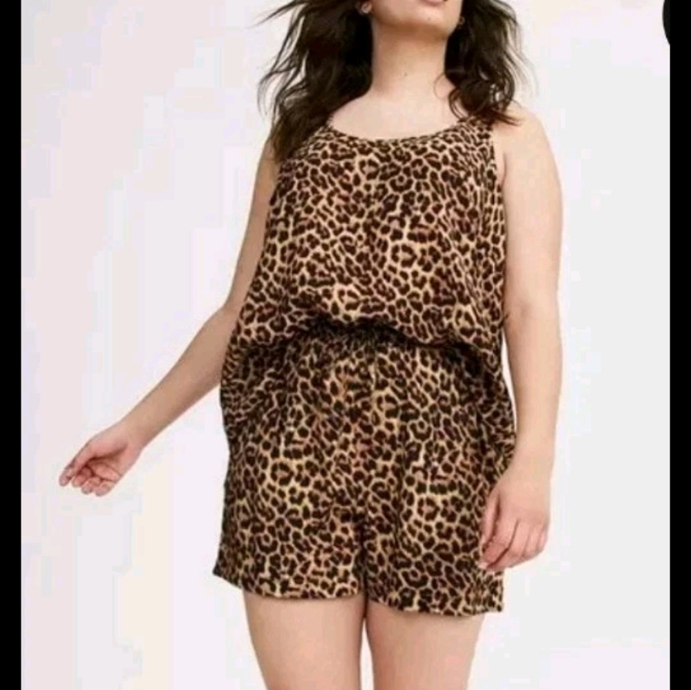 Torrid Pull on Crinkle Rayon Super High Rise Shorts